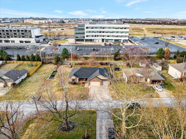 2207 E Lark Street, Springfield, MO 65804