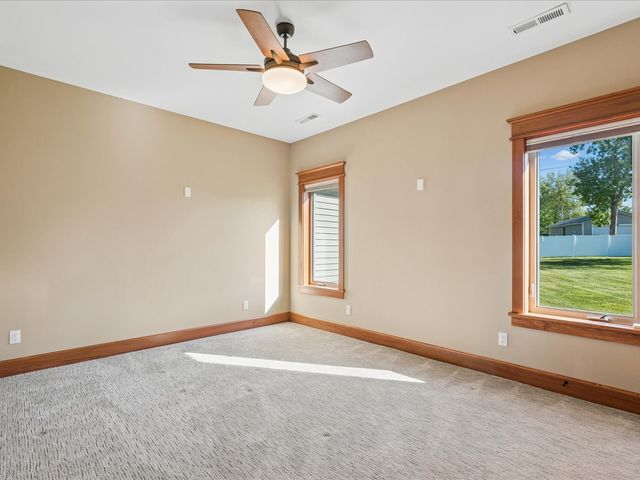 4039 10th St, Marion, IA 52302