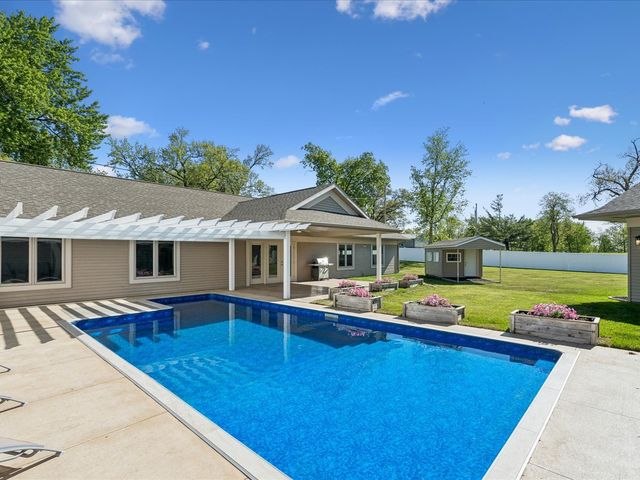 4039 10th St, Marion, IA 52302
