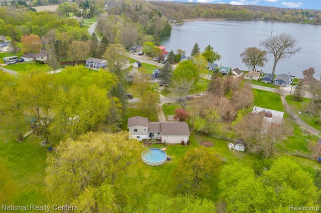 2230 Stonesthrow Drive, Lapeer, MI 48446