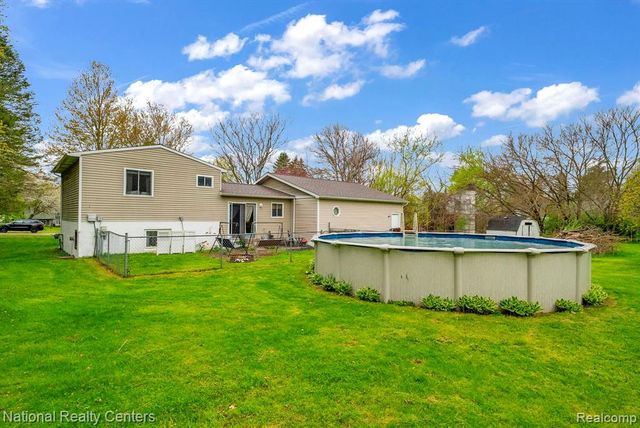 2230 Stonesthrow Drive, Lapeer, MI 48446