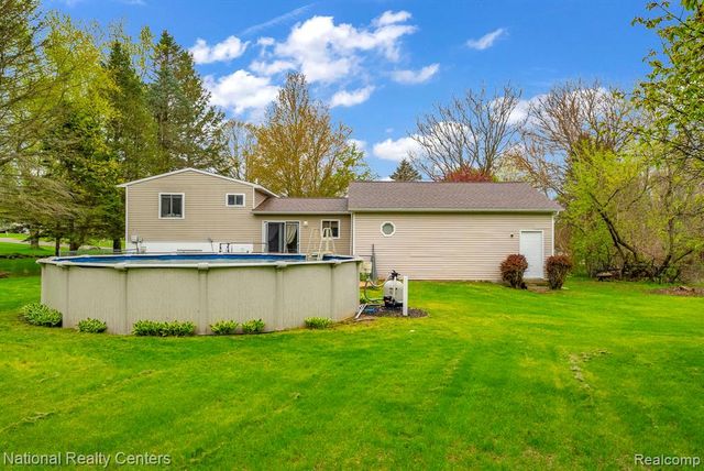 2230 Stonesthrow Drive, Lapeer, MI 48446