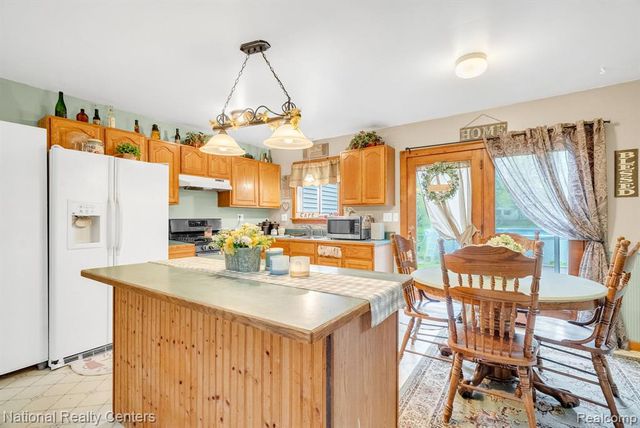2230 Stonesthrow Drive, Lapeer, MI 48446