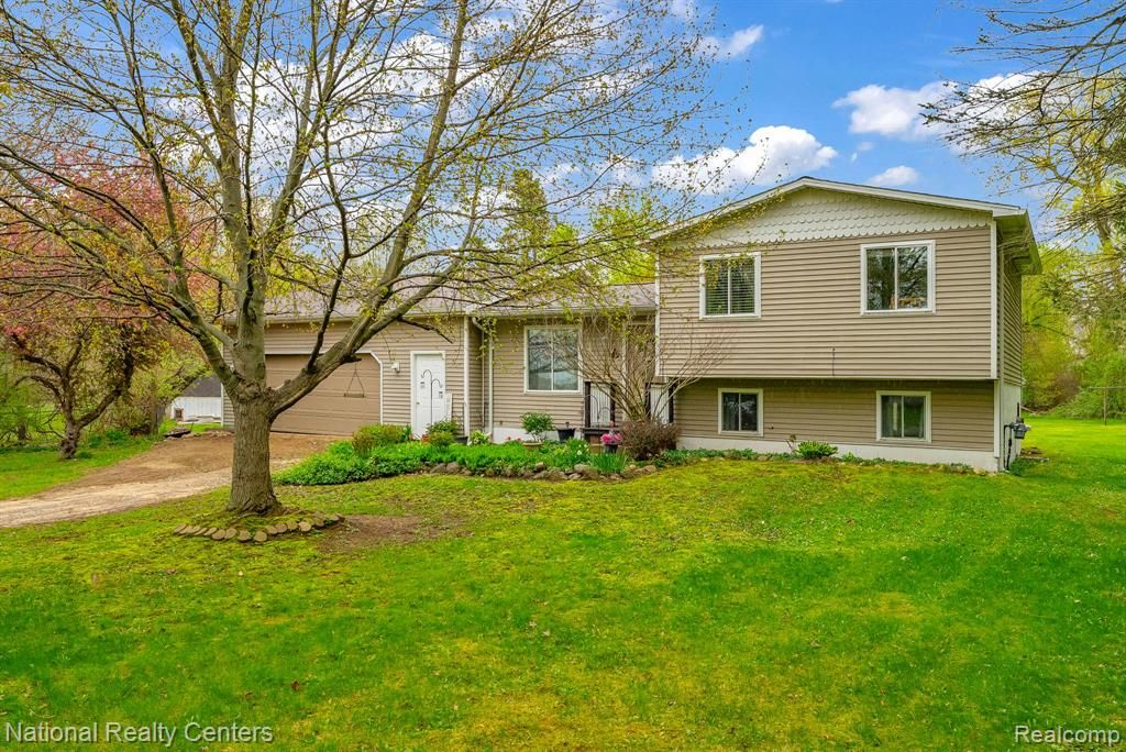 2230 Stonesthrow Drive, Lapeer, MI 48446