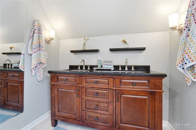 335 East Drive, Oakwood, OH 45419