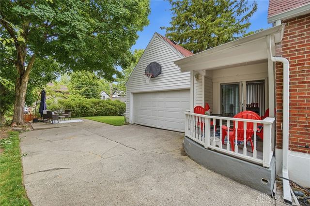 335 East Drive, Oakwood, OH 45419