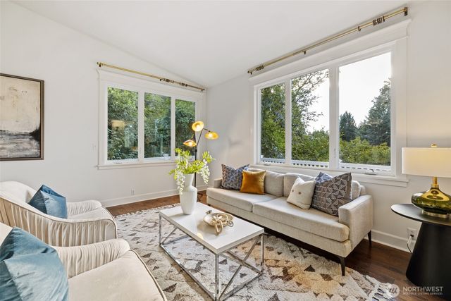 8245 NE 8th Street, Medina, WA 98039