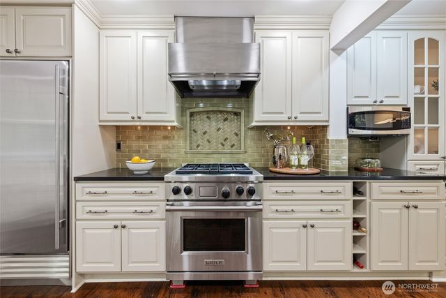 8245 NE 8th Street, Medina, WA 98039