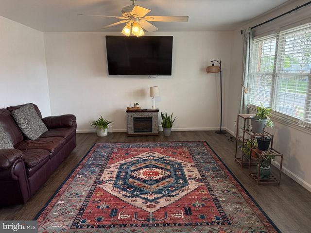 106 E LUNENBURG DR, New Castle, DE 19720