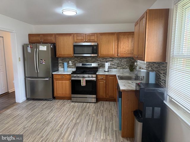 106 E LUNENBURG DR, New Castle, DE 19720