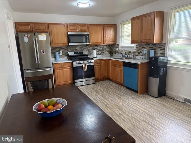 106 E LUNENBURG DR, New Castle, DE 19720