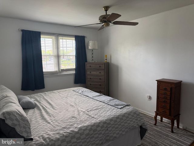 106 E LUNENBURG DR, New Castle, DE 19720