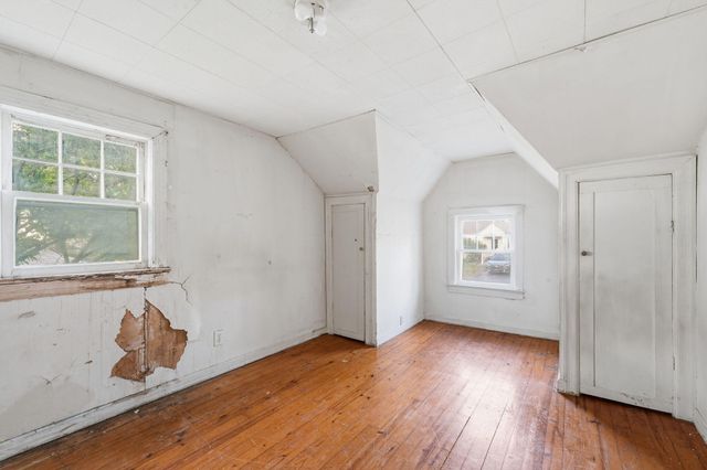 2303 N Farmer Avenue, Springfield, MO 65803