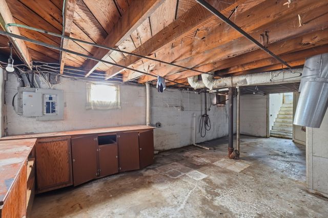 2303 N Farmer Avenue, Springfield, MO 65803