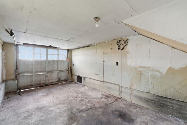2303 N Farmer Avenue, Springfield, MO 65803