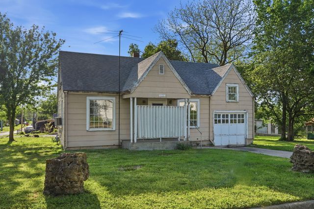2303 N Farmer Avenue, Springfield, MO 65803