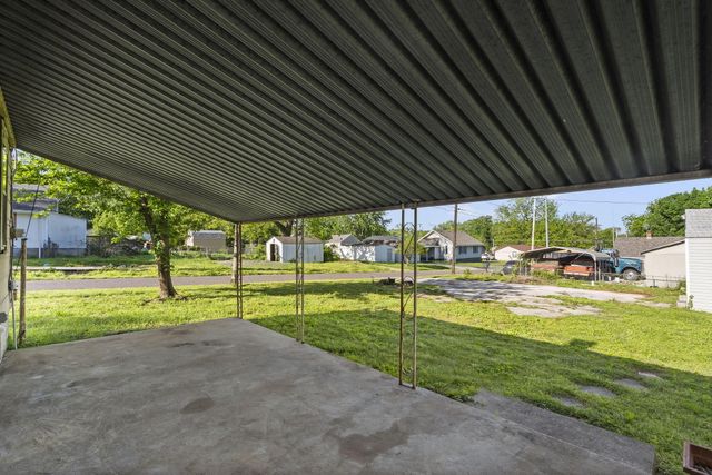 2303 N Farmer Avenue, Springfield, MO 65803