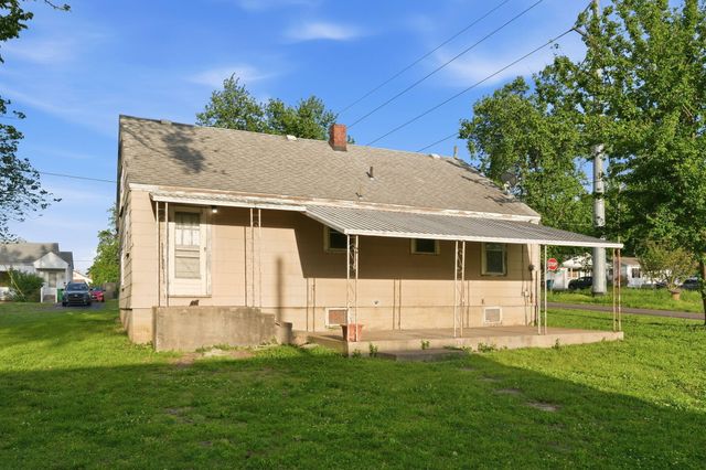 2303 N Farmer Avenue, Springfield, MO 65803