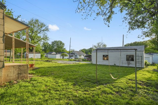 2303 N Farmer Avenue, Springfield, MO 65803