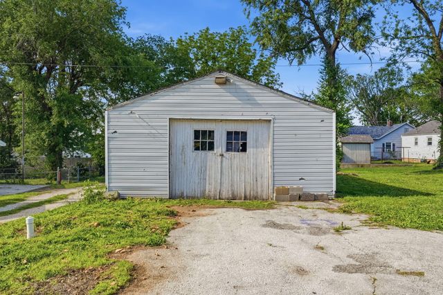 2303 N Farmer Avenue, Springfield, MO 65803