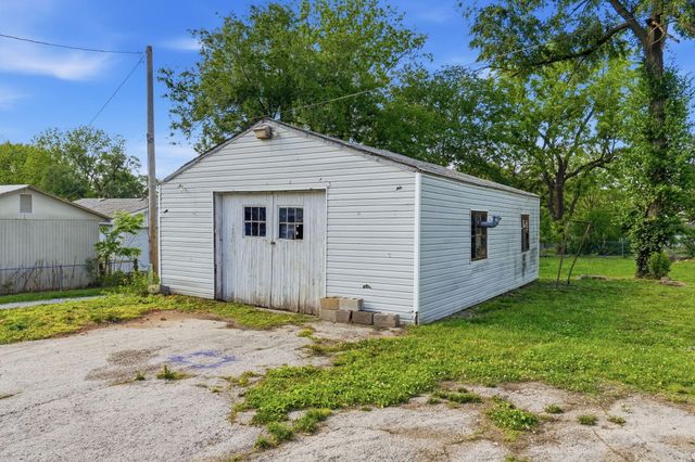 2303 N Farmer Avenue, Springfield, MO 65803