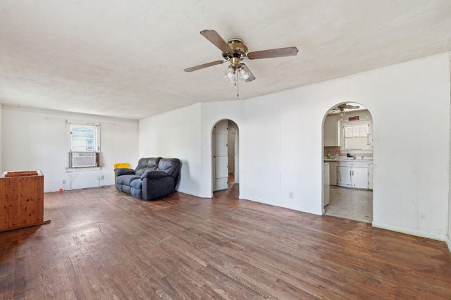 2303 N Farmer Avenue, Springfield, MO 65803