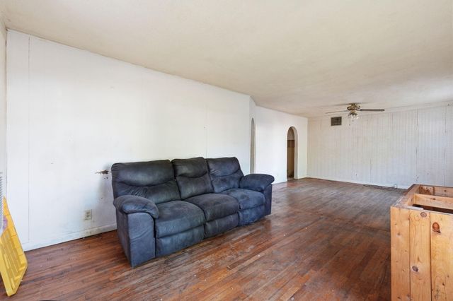 2303 N Farmer Avenue, Springfield, MO 65803