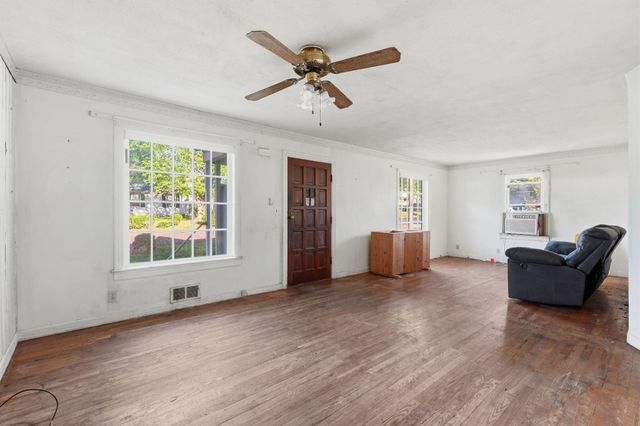 2303 N Farmer Avenue, Springfield, MO 65803