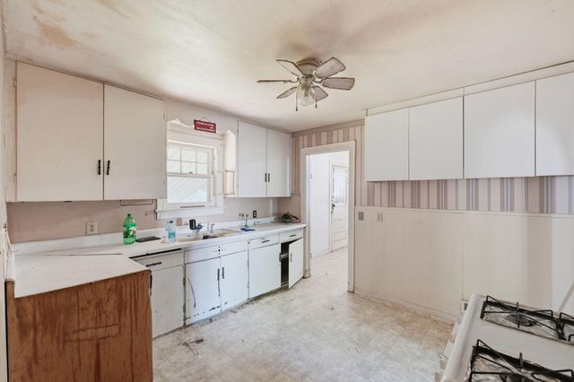 2303 N Farmer Avenue, Springfield, MO 65803