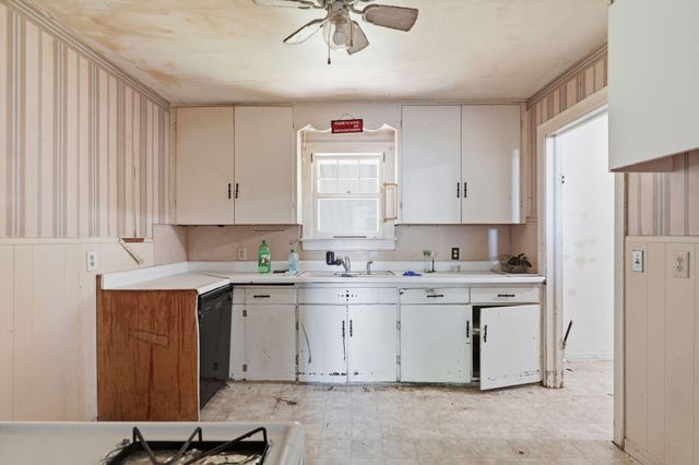 2303 N Farmer Avenue, Springfield, MO 65803