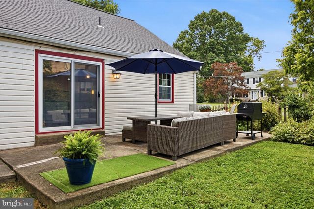 6 SHARPLESS LN, Media, PA 19063