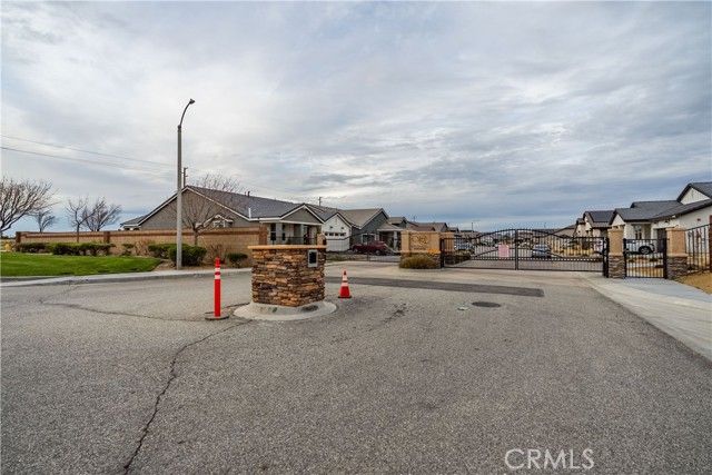 8812 W Dale Drive, Lancaster, CA 93536