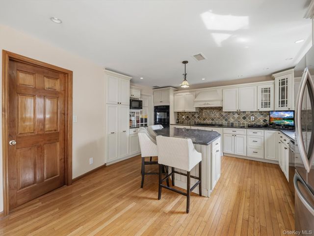 21 Argow Place, Nanuet, NY 10954