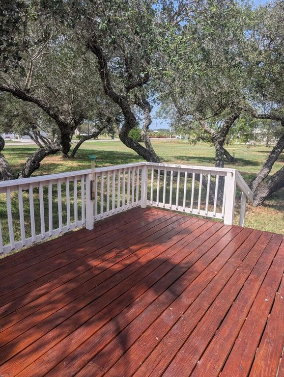112 Cielo Vista Dr, Rockport, TX 78382 — photo 2