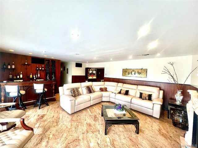 728 Arbuckle Avenue, Woodmere, NY 11598
