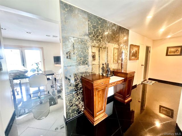 728 Arbuckle Avenue, Woodmere, NY 11598