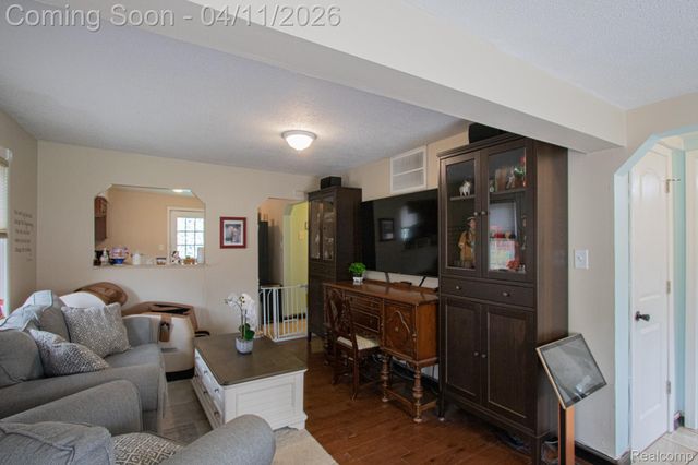 5636 Hipp Street, Dearborn Heights, MI 48125