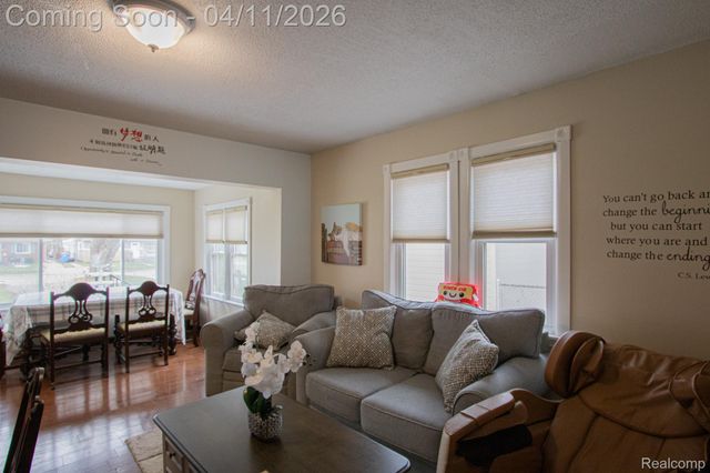 5636 Hipp Street, Dearborn Heights, MI 48125