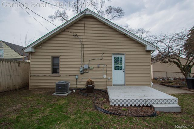 5636 Hipp Street, Dearborn Heights, MI 48125