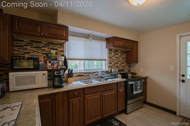 5636 Hipp Street, Dearborn Heights, MI 48125