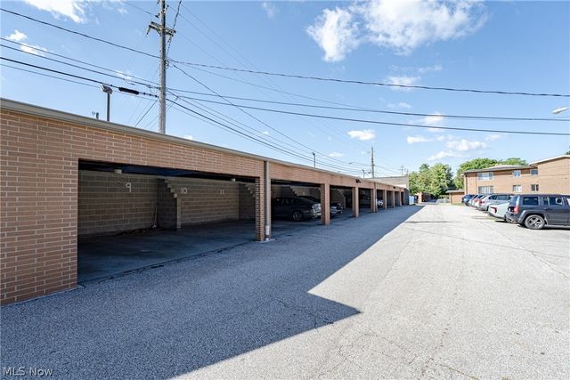 22051 River Oaks Drive B11, Rocky River, OH 44116