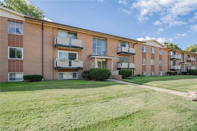 22051 River Oaks Drive B11, Rocky River, OH 44116
