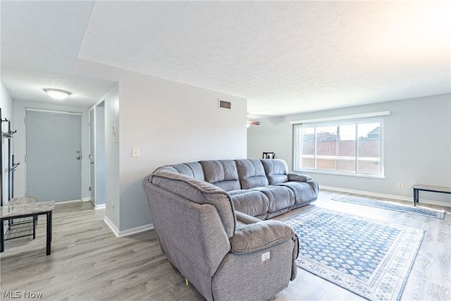 22051 River Oaks Drive B11, Rocky River, OH 44116