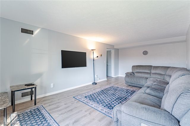 22051 River Oaks Drive B11, Rocky River, OH 44116