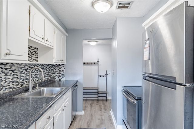 22051 River Oaks Drive B11, Rocky River, OH 44116