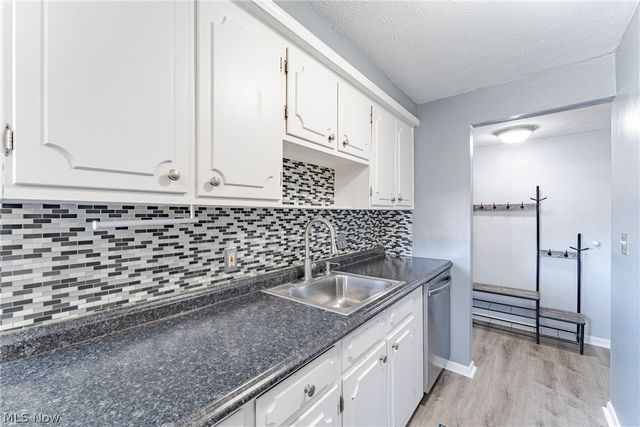 22051 River Oaks Drive B11, Rocky River, OH 44116