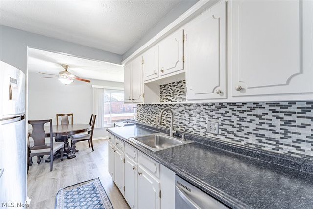 22051 River Oaks Drive B11, Rocky River, OH 44116