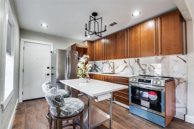 826 W Laramie Lane, Dallas, TX 75217