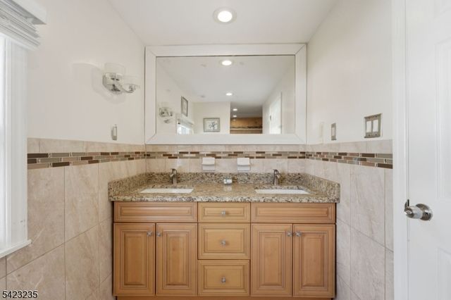 35 Bedford St, East Orange City, NJ 07018
