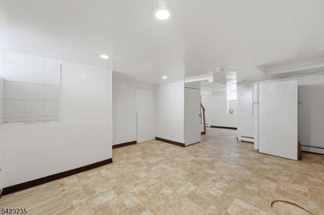 35 Bedford St, East Orange City, NJ 07018